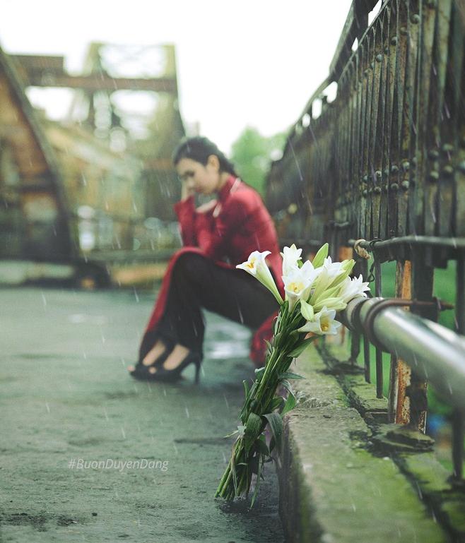 cô đơn bên hoa trên cầu
